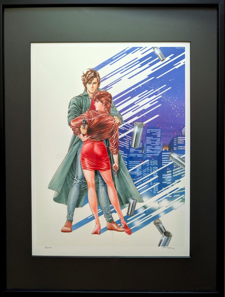 Lithographie couleur officielle et encadrée de City Hunter par Tsukasa Hojo, mettant en scène Ryo Saeba et Kaori Makimura armés devant une skyline nocturne sous une pluie de douilles, tirage d'art limité, numéroté et signé.