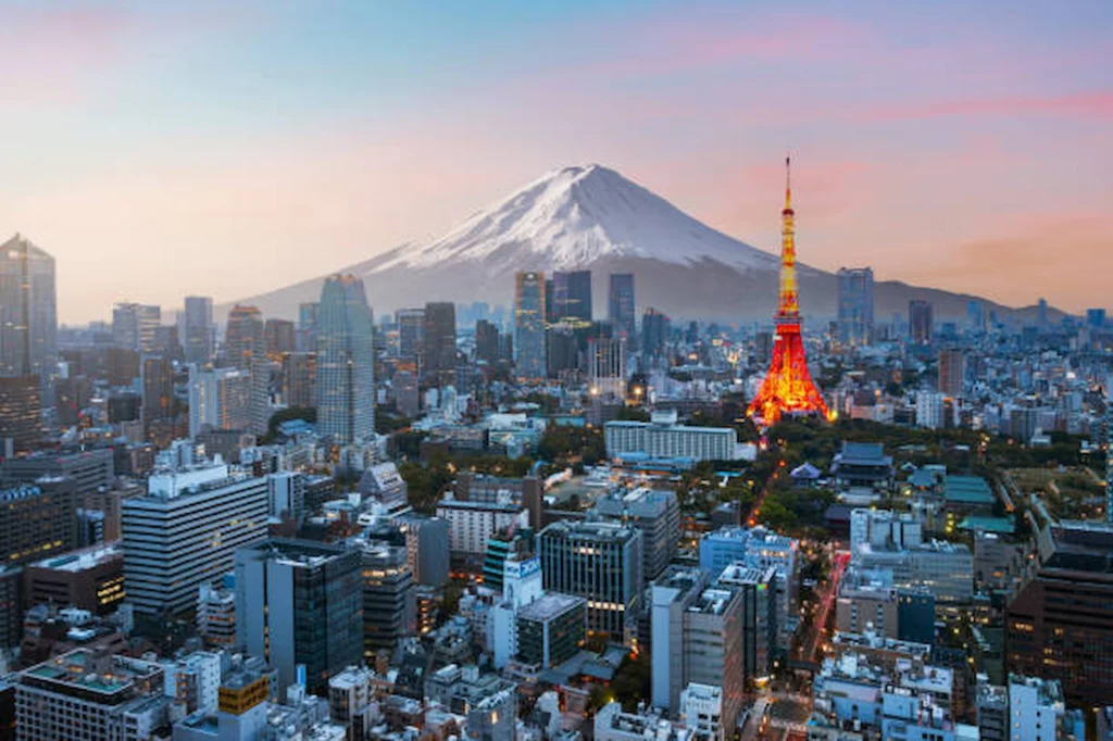 Vue panoramique spectaculaire de la ligne d'horizon de Tokyo au coucher du soleil, mettant en évidence la célèbre Tour de Tokyo illuminée au centre avec le majestueux Mont Fuji en toile de fond.cette photo indique la provenance de nos genga