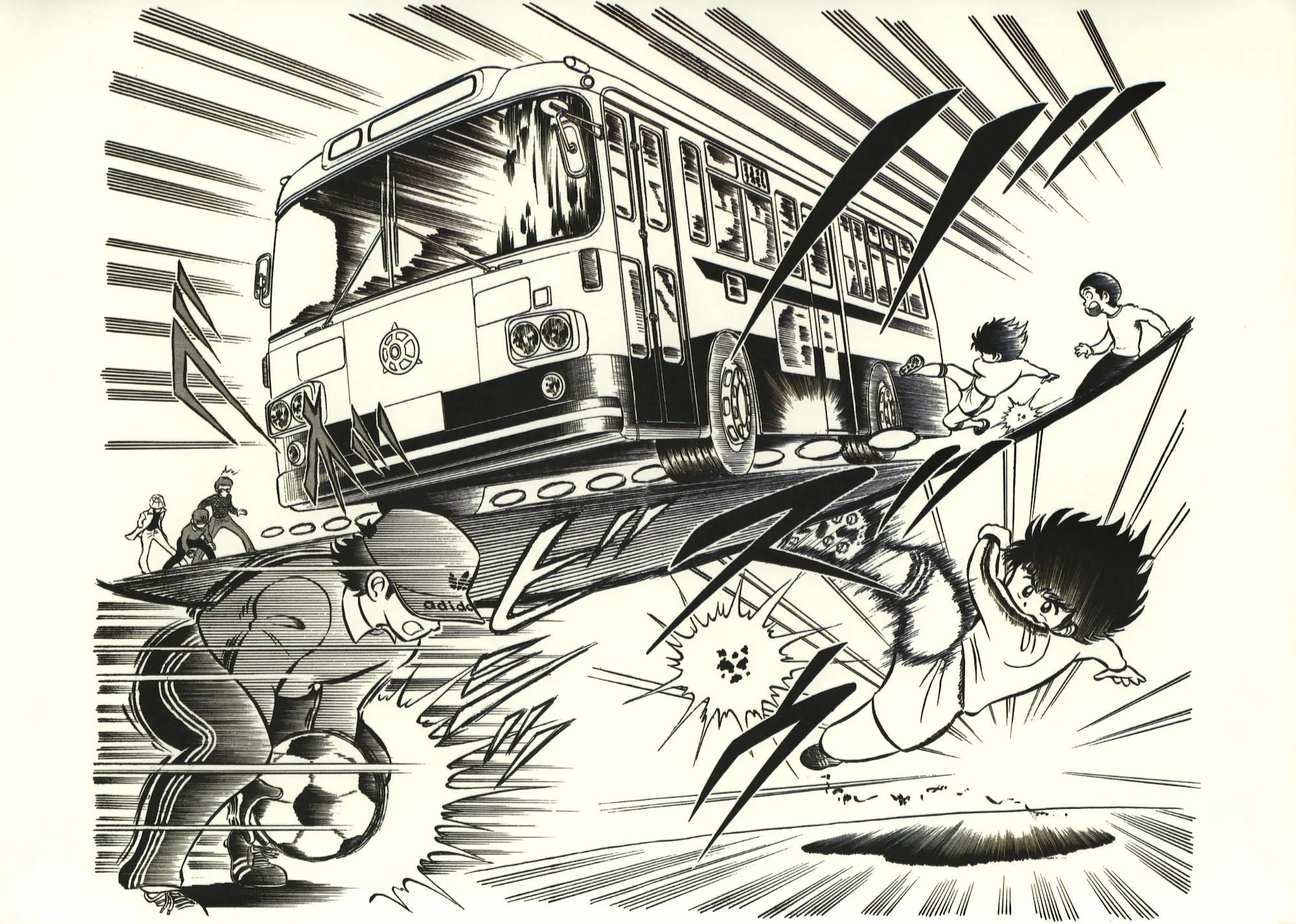Fac-similé officiel Captain Tsubasa, vue complète de la planche montrant Tsubasa tirant le ballon sous un bus urbain vers Wakabayashi.