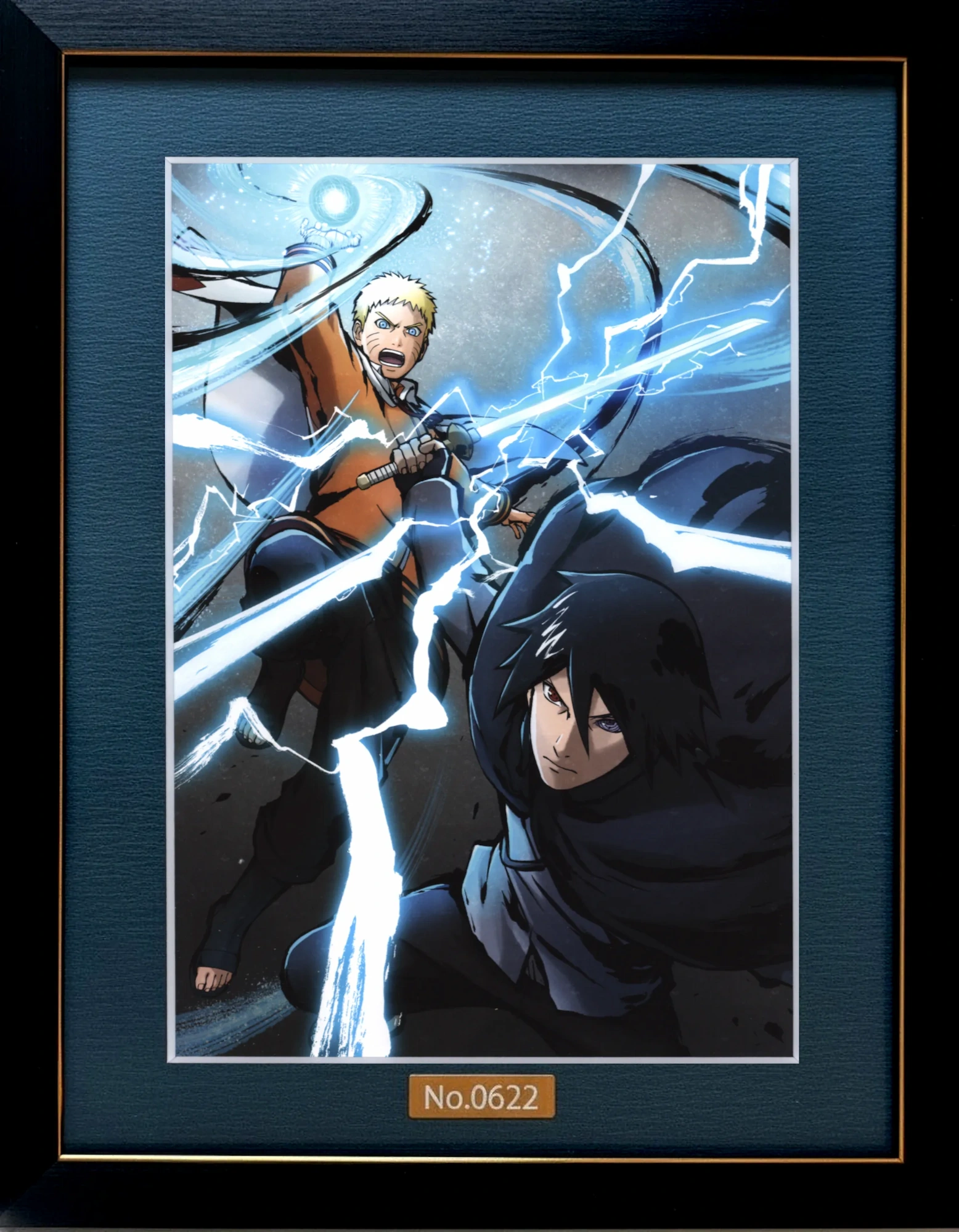 Vue de face de la lithographie officielle Naruto Sasuke encadrée avec plaque numérotée illustrant le combat final.